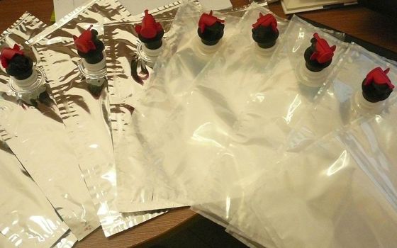 Sac de bavoir dans la boîte avec le robinet/broche ou la valve pour le jus/le vin/pétrole/boisson de sauce